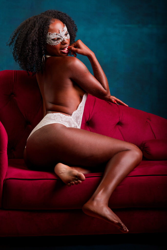 Mulher negra com lingerie em ensaio fotográfico no estúdio